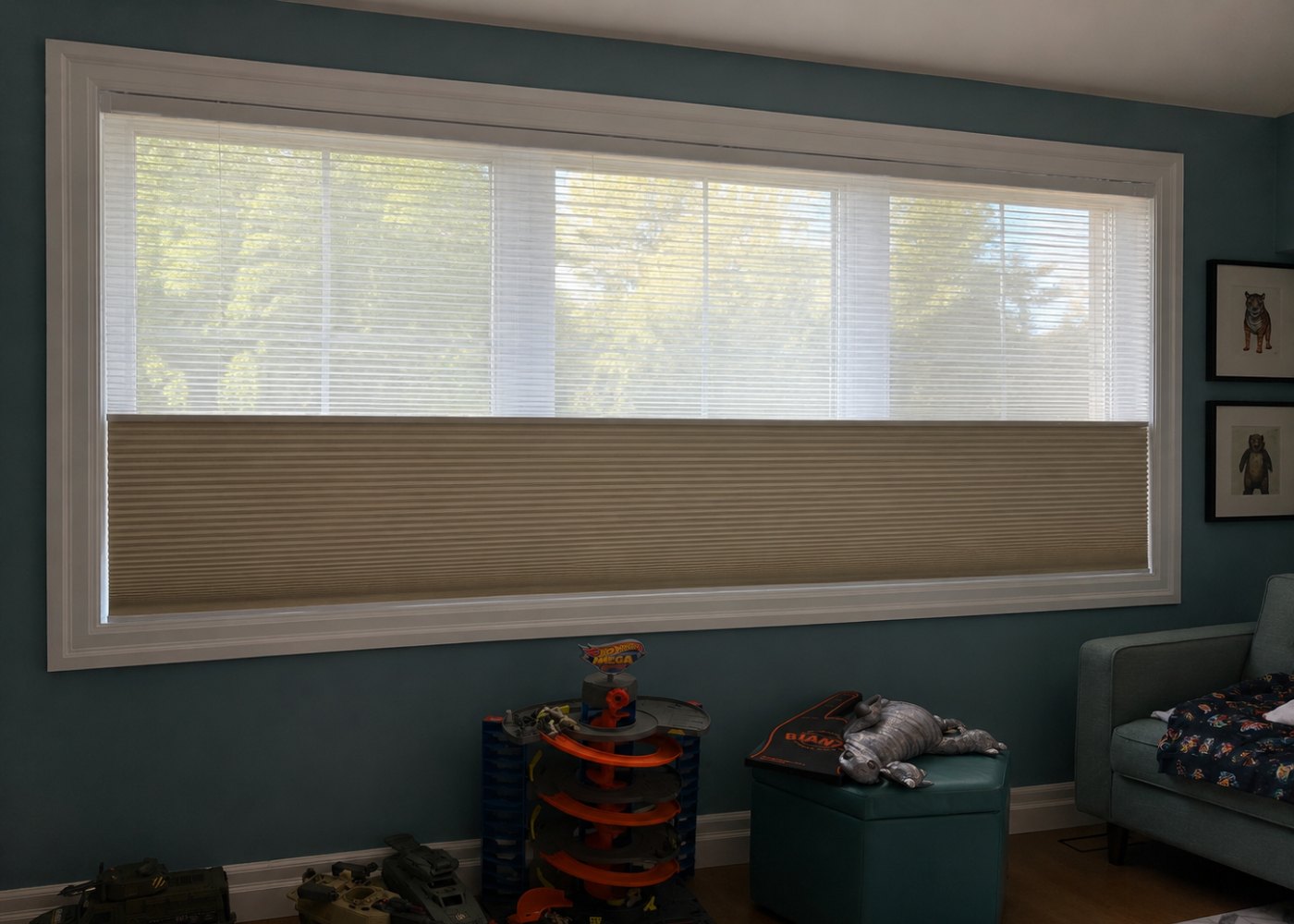 A kid’s room with a top-down honeycomb blind